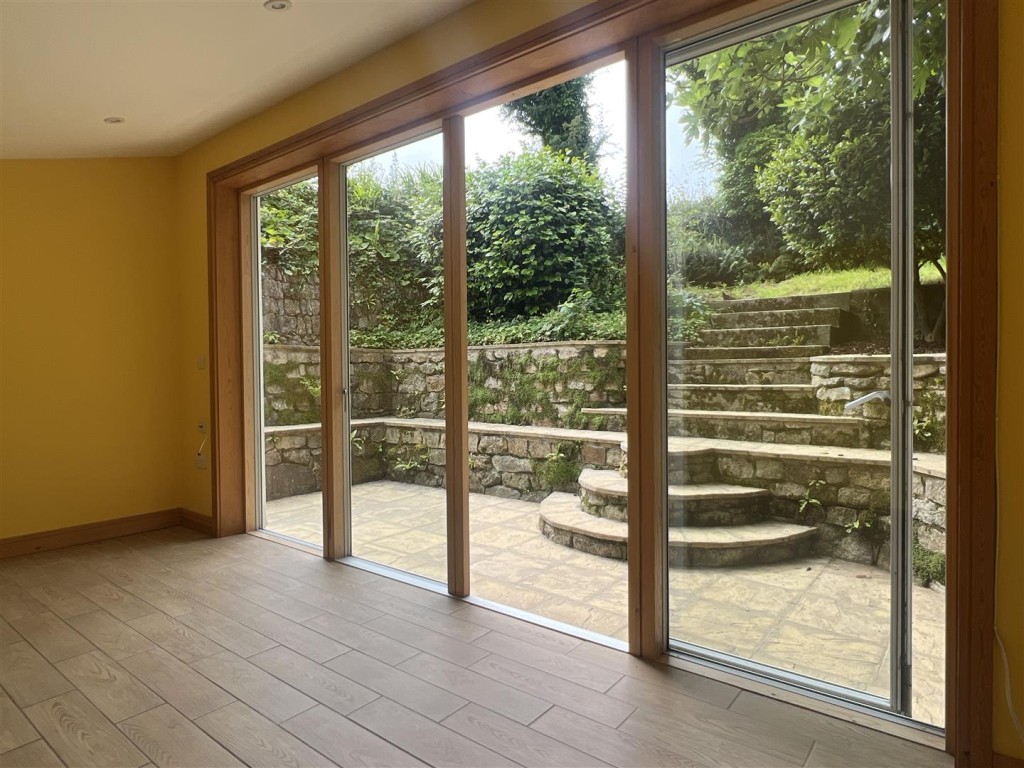 Lot: 138 - WELL PRESENTED DETACHED TWO-BEDROOM CHARACTERFUL COTTAGE WITH GARDENS AND PARKING - Sunroom or living room